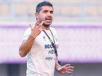 Pelatih-asal-Chili-Luis-Edmundo-saat-memimpin-latihan-Persita-Tangerang-dalam-gelaran-Liga-1-2023.jpg