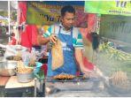 Pemilik-Sate-Kere-Yu-Tari-Hanafi-sedang-membakar-sate-kere-yang-hendak-disajikan-pada-pembeli.jpg