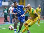 RAMON-LAWAN-PERSEBAYA.jpg