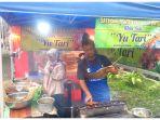 Sate-Kere-Yu-Tari-sedang-meladeni-pembeli.jpg