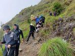 Sejumlah-pendaki-saat-menuruni-jalur-menuju-Danau-Segara-Anak.jpg