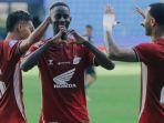 Selebrasi-Latyr-Fall-di-Laga-PSM-Vs-Borneo-FC.jpg
