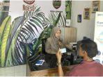 Seorang-pemuda-sedang-melakukan-pembayaran-pajak-di-Samsat-Budiman.jpg