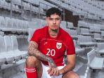 Shayne-Pattynama-saat-mengenakan-jersey-baru.jpg