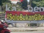 Spanduk-bertuliskan-SoloBukanGibran-terpasang-di-jembatan-Kali-Pepe.jpg
