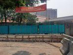 Tembok-beton-di-pintu-masuk-Hotel-Sultan-Jakarta.jpg