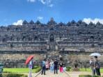 Wisatawan-berfoto-dengan-latar-Candi-Borobudur-dari-pelataran-Sabtu-432023.jpg