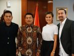 agnez-mo-mengunjungi-kantor-staf-presiden_20180927_105402.jpg
