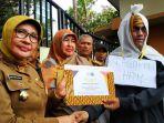 aksi-simbolik-penyerahan-piagam-penghargaan-kepada-pemerintah-kota-bekasi-oleh-mahasiswa.jpg
