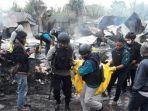 aparat-mengevakuasi-korban-akibat-perselisihan-warga-dan-paskhas-tni-au-di-dogiyai-papua.jpg