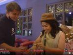 artis-nina-carolina-atau-mpok-alpa-nangis-setelah-diberi-hadiah-oleh-presenter-billy-syahputra.jpg