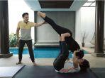 atta-halilintar-dan-aurel-hermansyah-berhasil-melakukan-birdie-pose-saat-belajar-yoga-kamasutra.jpg