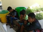 bertha-masaubat-tengah-bersama-anggota-keluarga-lainnya-menunggu-jenazah_20171004_144853.jpg