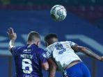 bomber-persib-bandung-wander-luiz-berduel-udara-dengan-pemain-persita-tangerang-adam-mitter.jpg
