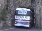 bus-melewati-terowongan-sempit-di-amerika-serikat_20170515_221152.jpg