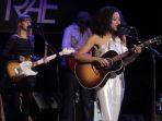 corrine-bailey-rae-saat-konser-di-williamsburg.jpg