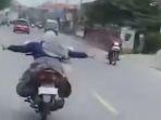emak-emak-naik-sepeda-motor-viral.jpg