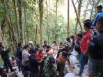 foto-foto-evakuasi-korban-longsor-di-bakan-1.jpg