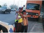 foto-polisi-peluk-seorang-sopir-truk-viral-di-media-sosial_20170815_100711.jpg