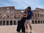 gading-marten-dan-gisella-anastasia-berpose-mesra-di-depan-colosseum.jpg