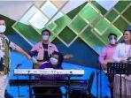gading-marten-meledek-raffi-ahmad-dengan-meminta-memainkan-lagu-ayu-ting-ting-kamis-2912021.jpg