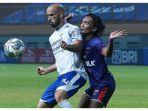 gelandang-persib-bandung-mohammed-rashid-berduel-dengan-pemain-persita-tangerang-m-taufiq.jpg