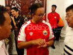 gubernur-dki-jakarta-anies-baswedan-sedang-berbincang-ceo-persija-jakarta-gede-widiade.jpg