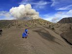 guide-wisata-gunung-bromo-sedang-beristirahat-di-pasir-berbisik-dekat-dengan-kawah-gunung-bromo_20180204_082810.jpg
