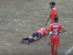 hakim-garis-terkapar-di-lapangan-pada-pertandingan-liga-3-persitema-temanggung-versus-psip-pemalang_20180507_120837.jpg