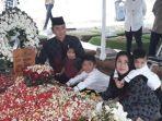 ibas-bersama-sang-istri-sity-ruby-aliya-rajasa-dan-ketiga-anaknya-berziarah-ke-makam-siti-habibah.jpg