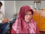 ibunda-rizky-billar-rosmala-dewi-memperlihatkan-oleh-oleh-yang-dibawa-dari-turki-pada-bobby-rahman.jpg