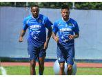 joel-vinicius-dan-wander-luis-ikut-latihan-persib-bandung-di-lapangan-sport-jabar-arcamanik.jpg