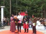jokowi-menunjukkan-sk-perhutanan-sosial-kepada-seorang-ibu-yang-curhat-soal-lahan-kebun-sawitnya.jpg
