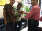 jubaidi-yang-menyerahkan-uang-rp20-juta-yang-ia-temukan_20180528_194340.jpg