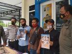 keluarga-menunjukkan-foto-foto-korban-truk-tangki-madiun.jpg