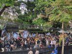 kondisi-demo-ratusan-bobotoh-di-depan-graha-persib-bandung-yang-berada-di-jalan-sulanjana.jpg