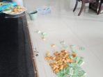 makanan-yang-dibuang-ke-lantai-oleh-anggota-dprd-maluku.jpg