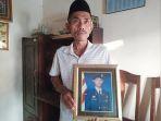 matroji-sudiharjo-54-memegang-foto-anaknya-kelasi-satu.jpg