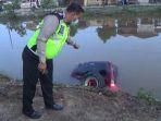 mobil-isuzu-panther-jatuh-ke-sungai-pengantin-suami-istri.jpg
