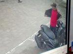 pelaku-terekam-cctv-saat-melakukan-pencongkelan-sadel.jpg