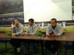 pelatih-persib-bandung-miljan-radovic-didamping-komisaris-pt-pbb-kuswara-s-taryono.jpg