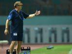 pelatih-persib-bandung-robert-alberts-memberikan-instruksi-saat-melawan-persikabo-1973.jpg