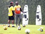pelatih-persipura-jayapura-jacksen-f-tiago-memimpin-latihan-saat-training-center-tc.jpg