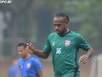 pemain-borneo-fc-boaz-solossa-menjalani-latihan-untuk-persiapan-di-liga-1-2021.jpg