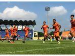 pemain-borneo-fc-melakukan-latihan-di-stadion-segiri-samarinda.jpg