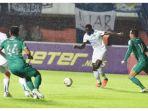 pemain-persib-bandung-ezechiel-ndouassel-dan-kevin-kippersluis.jpg