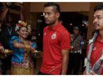 pemain-persija-jakarta-mendapatkan-sambutan-hangat-berupa-tarian-tradisional-dari-makassar.jpg