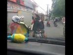 pemotor-ludahi-pengawal-ambulans-di-bekasi-videonya-viral-di-medsos.jpg