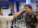 petugas-kantor-kesehatan-pelabuhan-memeriksa-kondisi-tubuh-wisatawan-asing.jpg