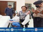 petugas-kepolisian-saat-mengamankan-seorang-cewek-pembawa-uang-mainan-senilai-rp-13-miliar.jpg